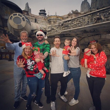jon-sandman-with-his-family-enjoying Jon Sandman enjoying with his family in Disneyland