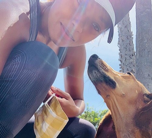 melanieliburd_enjoying_with_her_pet Melanie Liburd enjoying with her pet