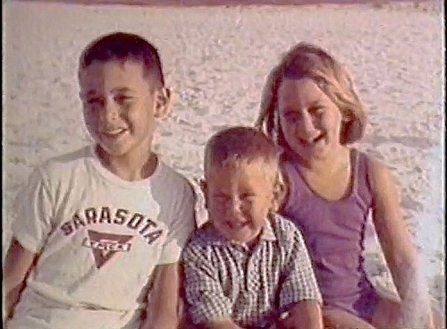 paulreubens_with_his_sibligs Paul Reubens with his siblings
