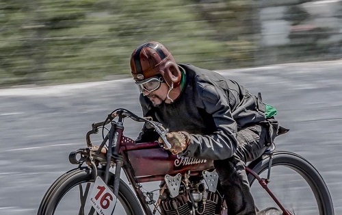 billy-lane-while-riding-bike Billy Lane riding his motorbike