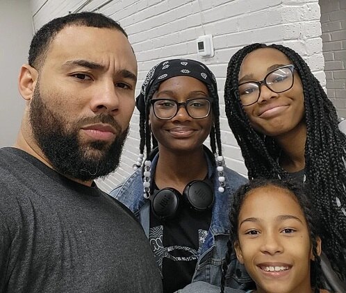marcusroger-with-his-daughters Marcus Roger with his daughters